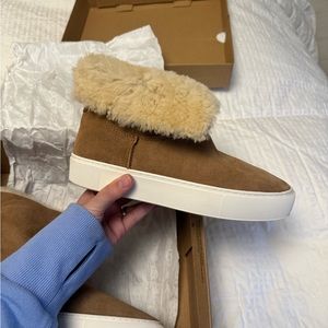 Ugg Lynus sneaker new, never worn